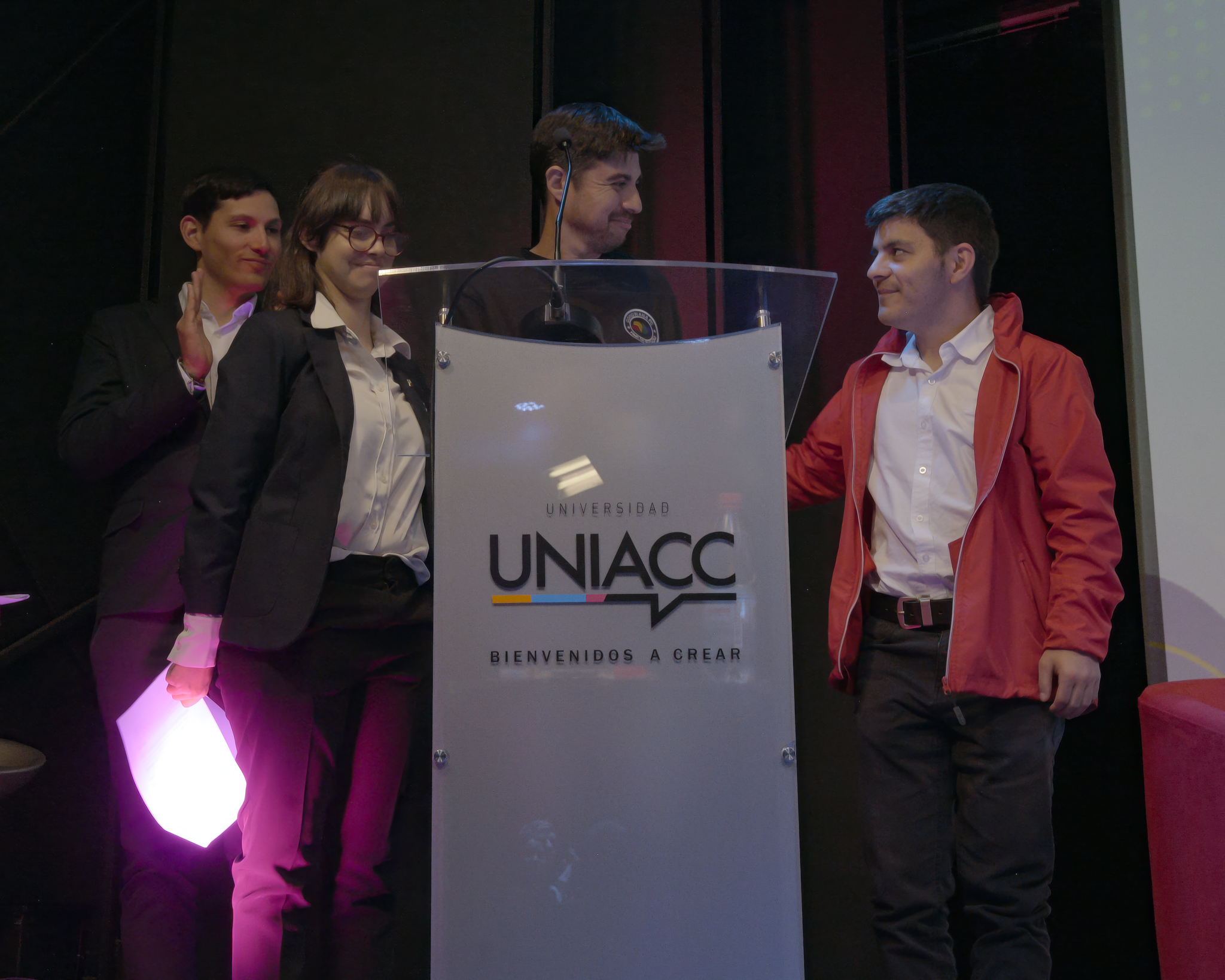 Participantes reunidos junto al púlpito de Universidad UNIACC